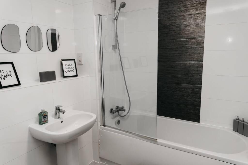 Stunning Modern Heart Of The City Apartment Шефилд Екстериор снимка